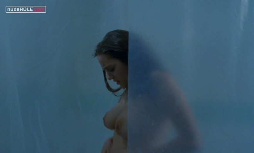 29. Chloé nude, Elsa sexy – Chloé (1996)