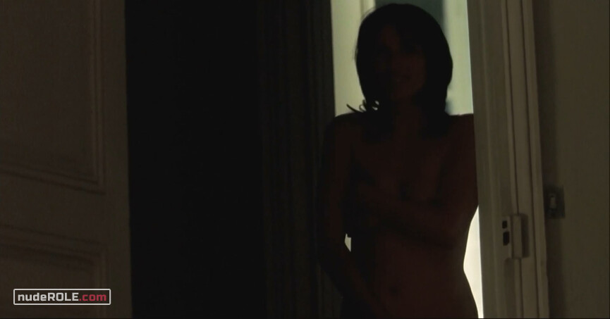 1. Aline nude, Minskov's Girlfriend sexy – The Beat That My Heart Skipped (2005)