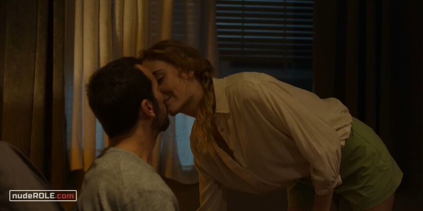 7. Vane nude – The Paramedic (2020)
