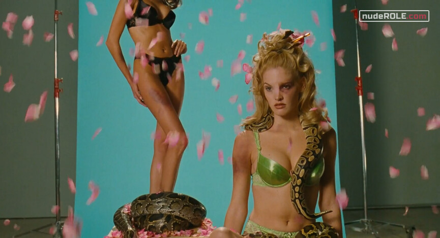 21. Mary nude, Tina sexy, Sahara nude – The Real Blonde (1997)