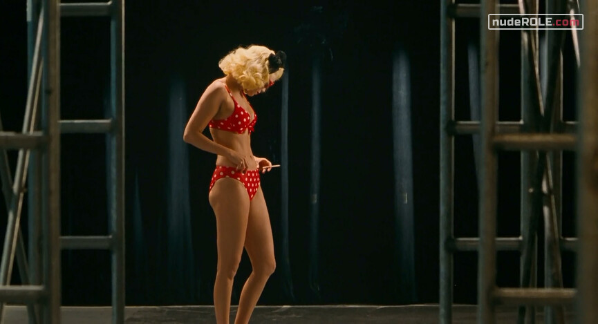 26. Mary nude, Tina sexy, Sahara nude – The Real Blonde (1997)