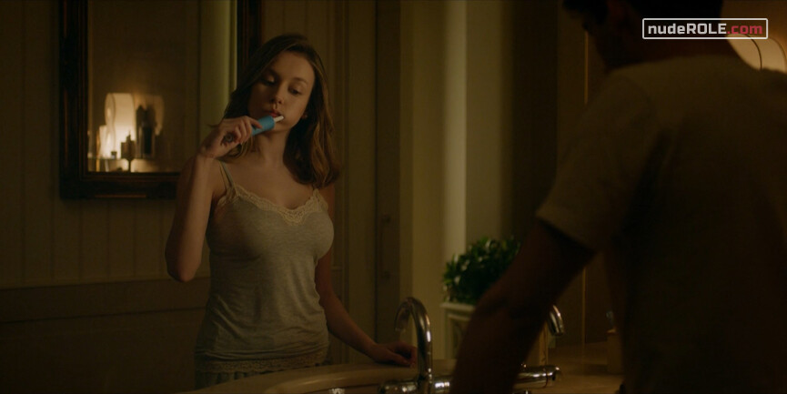 2. Carla Roson sexy – Elite s01e02 (2018)