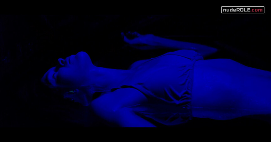 16. Ali Silver nude, Jazmine nude, Tatyana sexy – Loves Me, Loves Me Not (2019)