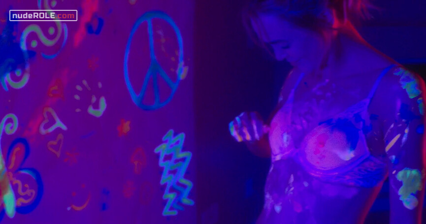 2. Ali Silver nude, Jazmine nude, Tatyana sexy – Loves Me, Loves Me Not (2019)