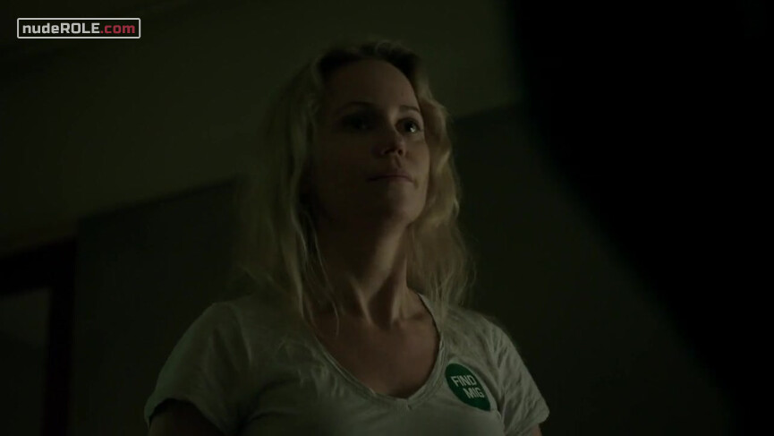 1. Saga Norén nude – The Bridge s03e04 (2011)