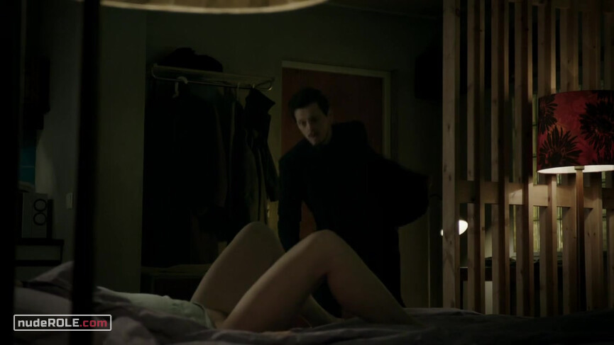 5. Saga Norén nude – The Bridge s03e04 (2011)