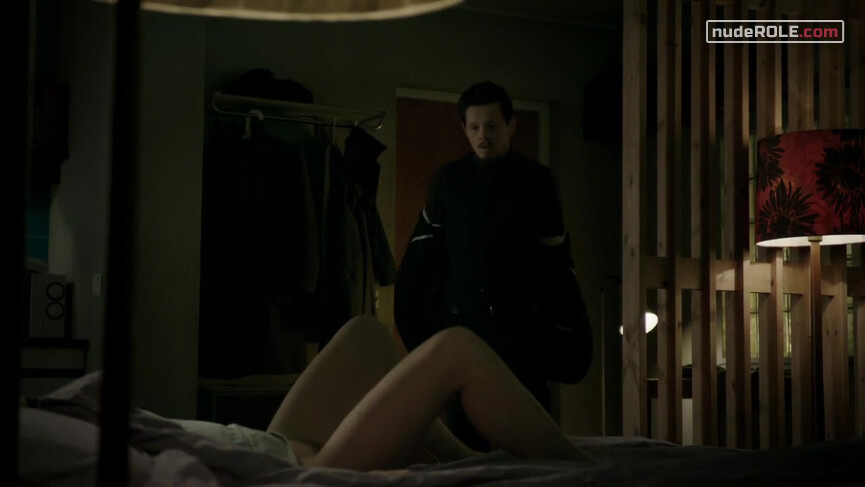 6. Saga Norén nude – The Bridge s03e04 (2011)