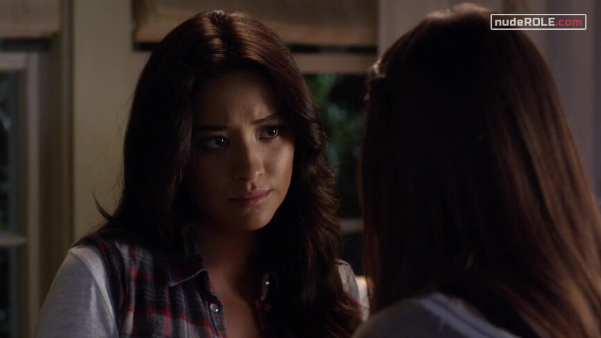 1. Emily Fields sexy, Paige McCullers sexy – Pretty Little Liars s03e20 (2015)