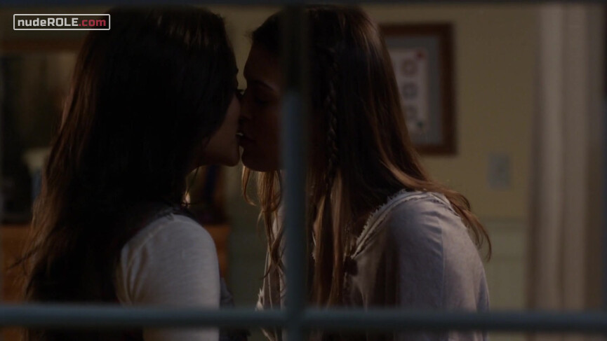 2. Emily Fields sexy, Paige McCullers sexy – Pretty Little Liars s03e20 (2015)