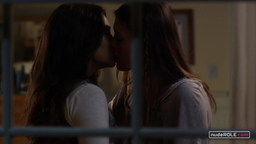 3. Emily Fields sexy, Paige McCullers sexy – Pretty Little Liars s03e20 (2015)