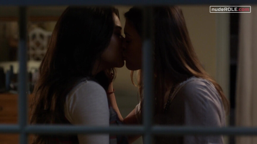 4. Emily Fields sexy, Paige McCullers sexy – Pretty Little Liars s03e20 (2015)