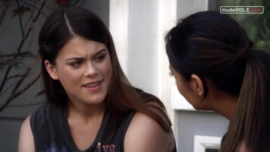 1. Emily Fields sexy, Paige McCullers sexy – Pretty Little Liars s03e10 (2015)