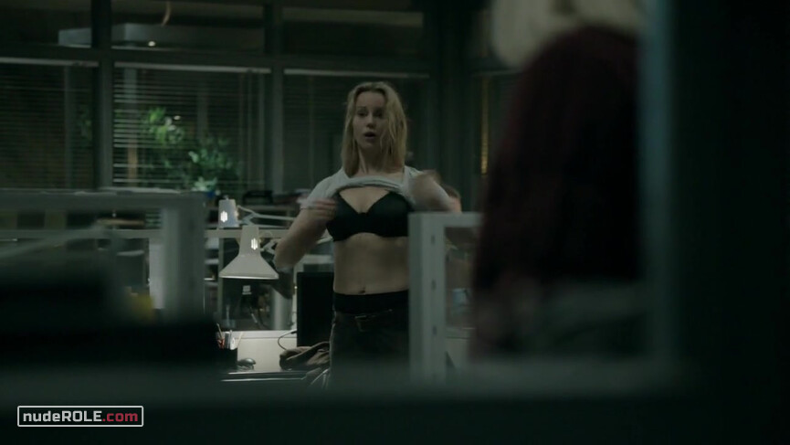 4. Saga Norén sexy – The Bridge s03e01 (2011)