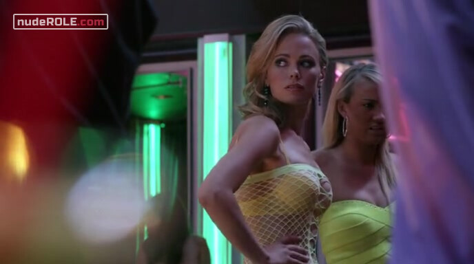 1. Nadia sexy – Dexter s07e02 (2012)