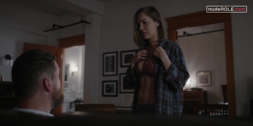 3. Marcy Warton sexy – Travelers s01e12 (2016)