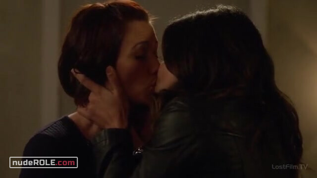 3. Alexandra "Alex" Danvers sexy, Maggie Sawyer sexy – Supergirl s02e08 (2016)
