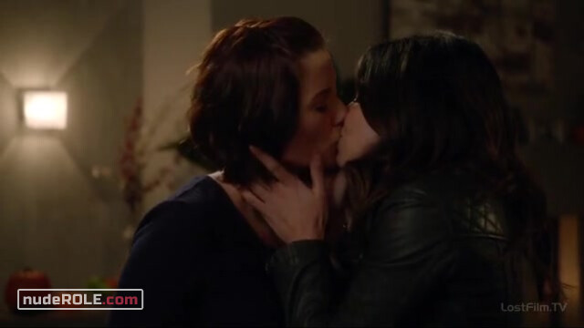 4. Alexandra "Alex" Danvers sexy, Maggie Sawyer sexy – Supergirl s02e08 (2016)