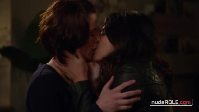 5. Alexandra "Alex" Danvers sexy, Maggie Sawyer sexy – Supergirl s02e08 (2016)