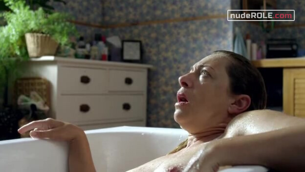 6. Helen Maynard nude – Marchlands s01e01 (2011)