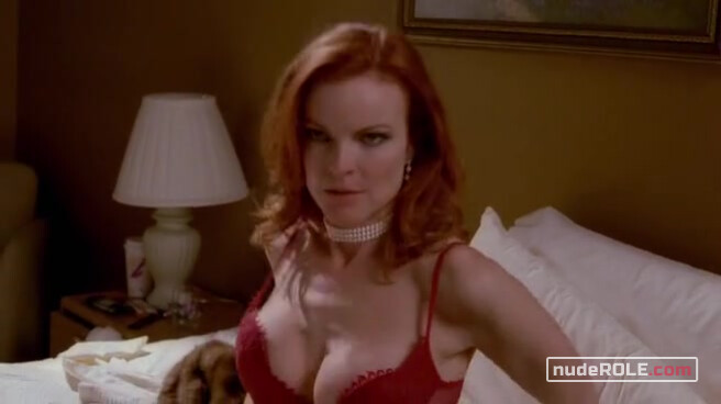 11. Bree Van de Kamp sexy – Desperate Housewives s01e06 (2004)