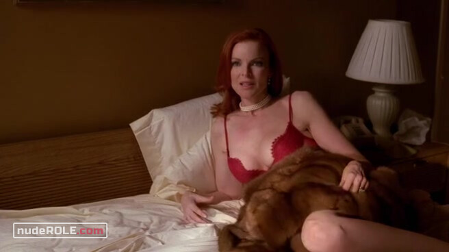 9. Bree Van de Kamp sexy – Desperate Housewives s01e06 (2004)