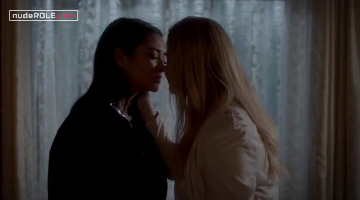 1. Alison DiLaurentis sexy, Emily Fields sexy – Pretty Little Liars s07e16 (2016)