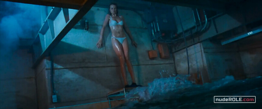 13. Dr. Susan McCallister sexy, Girl #1 sexy, Girl #2 sexy – Deep Blue Sea (1999)