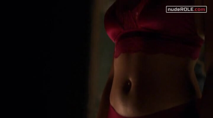 2. Leslie Dean sexy, Catherine Wilder sexy – Marvel's Runaways s01e02 (2017)