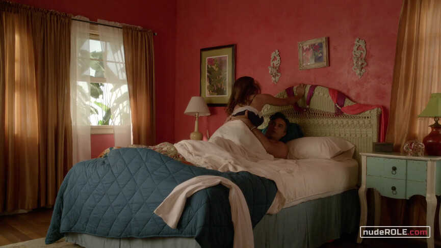 2. Xiomara Villanueva sexy – Jane the Virgin s01e03 (2014)