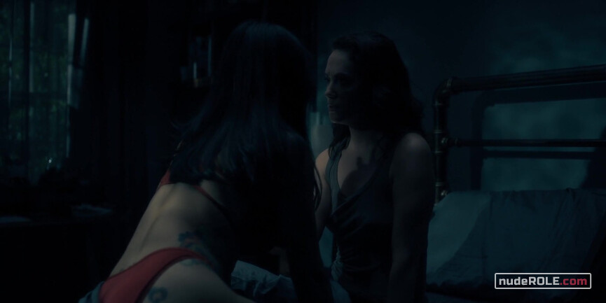 1. Theodora Crain sexy, Trish Park sexy – The Haunting of Hill House s01e10 (2018)