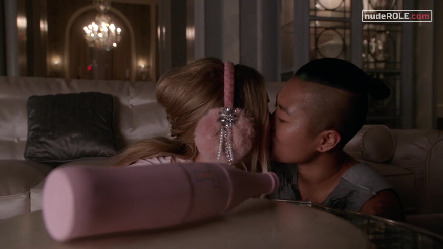 1. Chanel #3 sexy, Sam sexy – Scream Queens s01e06 (2015)