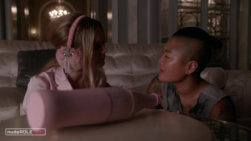2. Chanel #3 sexy, Sam sexy – Scream Queens s01e06 (2015)