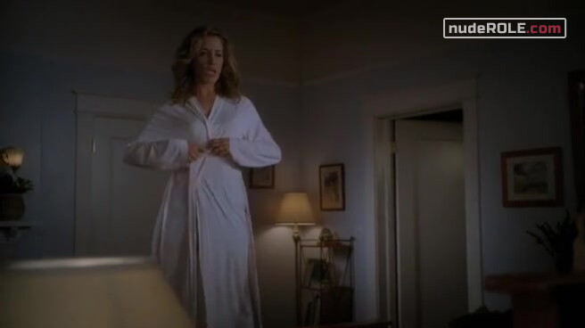 1. Lynette Scavo sexy – Desperate Housewives s07e17 (2011)