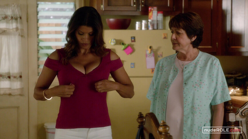 5. Xiomara Villanueva sexy – Jane the Virgin s01e04 (2014)