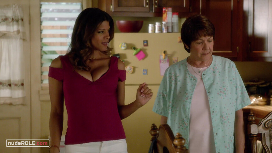 6. Xiomara Villanueva sexy – Jane the Virgin s01e04 (2014)