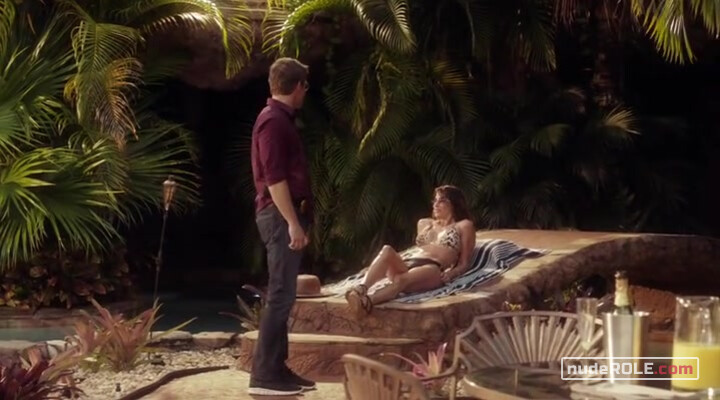 2. Nikki sexy – The Glades s04e04 (2013)