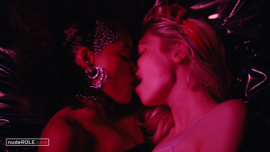 10. Cassie Howard nude, Rue Bennett sexy, Jules Vaughn nude – Euphoria s01e07 (2019)