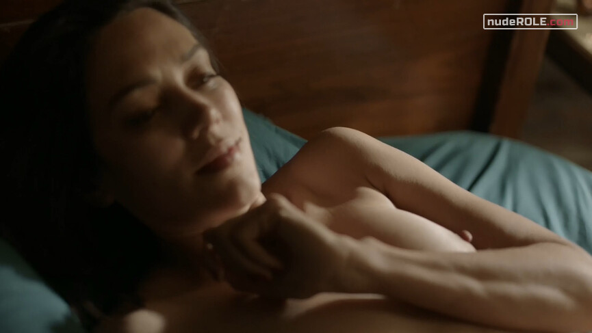 3. Emma nude, Cruz nude – Vida s02e03 (2019)