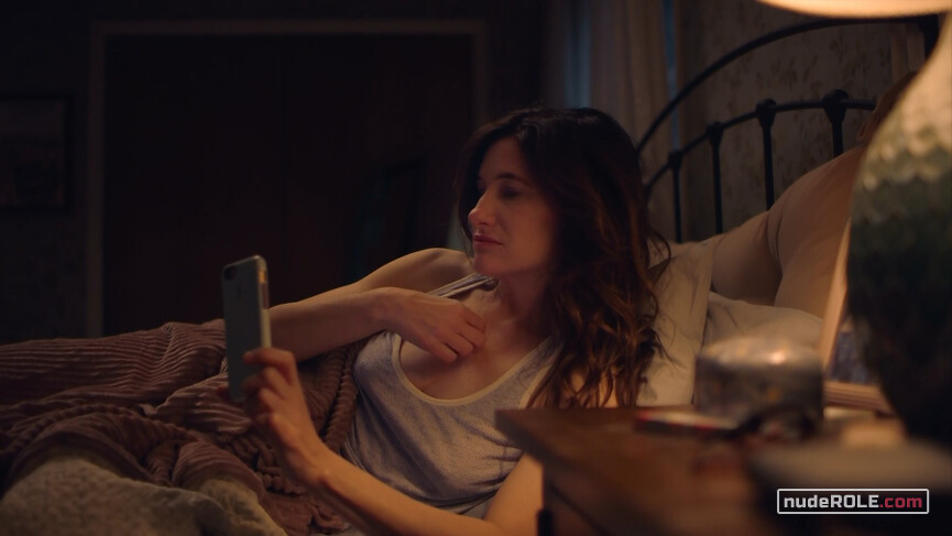 4. Eve Fletcher sexy, Chloe sexy – Mrs. Fletcher s01e06 (2019)