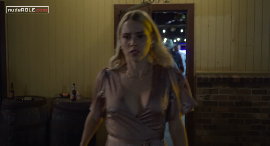 6. Abbey Campbell sexy, Frances Campbell sexy, El Camino nude – A Violent Separation (2019)