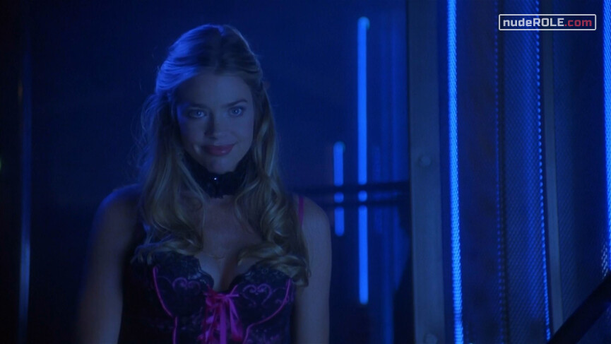 5. Peep-Show Girl nude, Club Waitress sexy – Edmond (2005)
