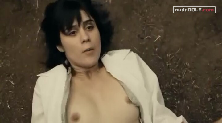 2. Paula nude, Berenice nude, René nude – Menos que Nada (2012)