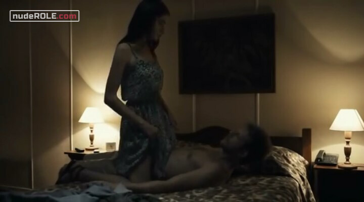 3. Paula nude, Berenice nude, René nude – Menos que Nada (2012)