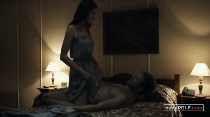 3. Paula nude, Berenice nude, René nude – Menos que Nada (2012)