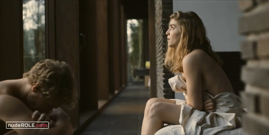 4. Holly nude, Margot sexy – The Twelve s01e01e03e05e06 (2019)