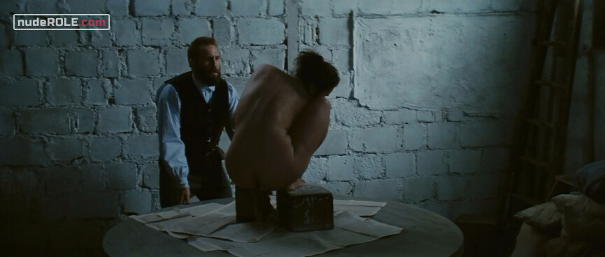 10. The crouching woman nude, Adèle nude, Camille Claudel sexy – Camille Claudel (1988)
