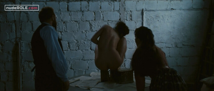 13. The crouching woman nude, Adèle nude, Camille Claudel sexy – Camille Claudel (1988)