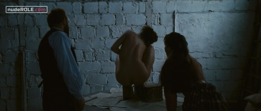 13. The crouching woman nude, Adèle nude, Camille Claudel sexy – Camille Claudel (1988)