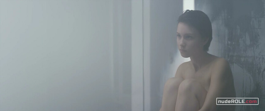 22. Naomi nude, Fama nude – Nude Area (2014)