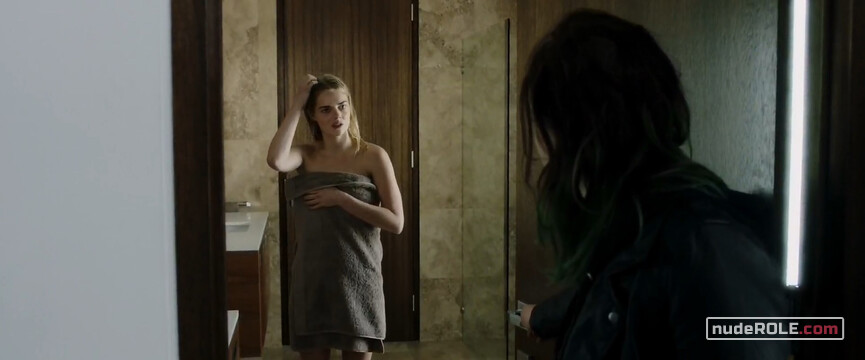 5. Amy sexy, Chloe nude – Bad Girl (2016)
